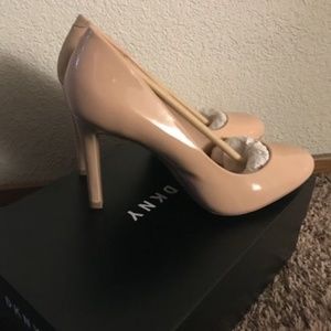 DKNY Nude Laci-Pump NIB sz 8.5